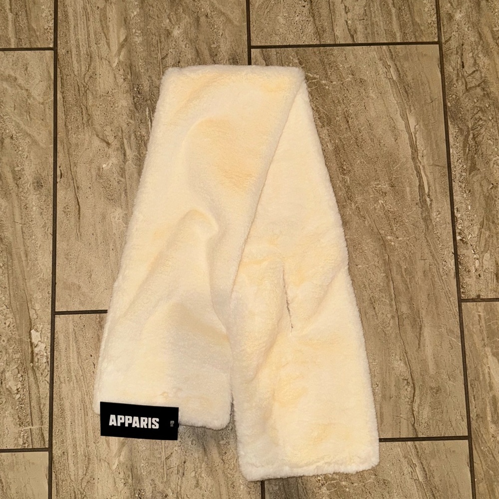 Apparis Scarf